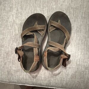 Men’s size 9 chacos